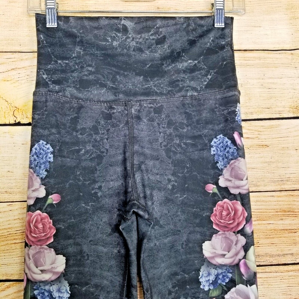 Evolution and Creation Leggings Size S Capri High Rise Black Marble Swirl Roses - Picture 2 of 6